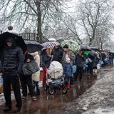 Anstehen für Trinkwasser