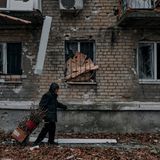 Mann trägt Holzofen in den Keller, der als Bunker genutzt wird