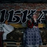 Menschen leben in Kellern, die als Bunker dienen