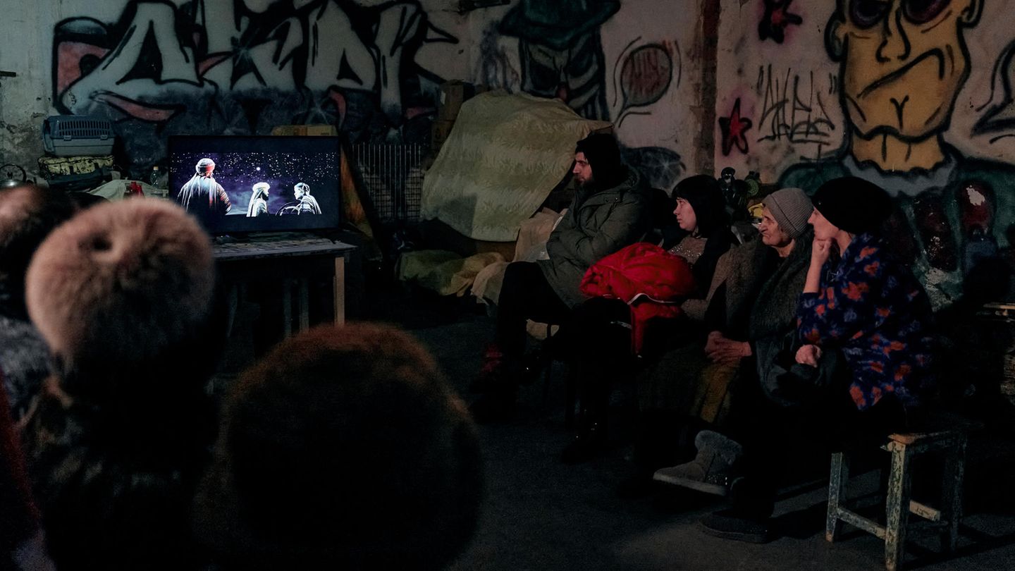 Bunker-Bewohner schauen gemeinsam einen Weihnachtsfilm