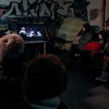 Bunker-Bewohner schauen gemeinsam einen Weihnachtsfilm