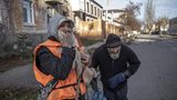 Freiwillige versorgen Zivilisten mit Essen