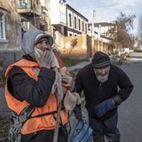 Freiwillige versorgen Zivilisten mit Essen