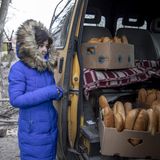Freiwillige verteilen Essen an die Bewohner in Bachmut