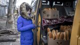 Freiwillige verteilen Essen an die Bewohner in Bachmut