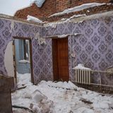 Schnee in einem zerstörten Gebäude