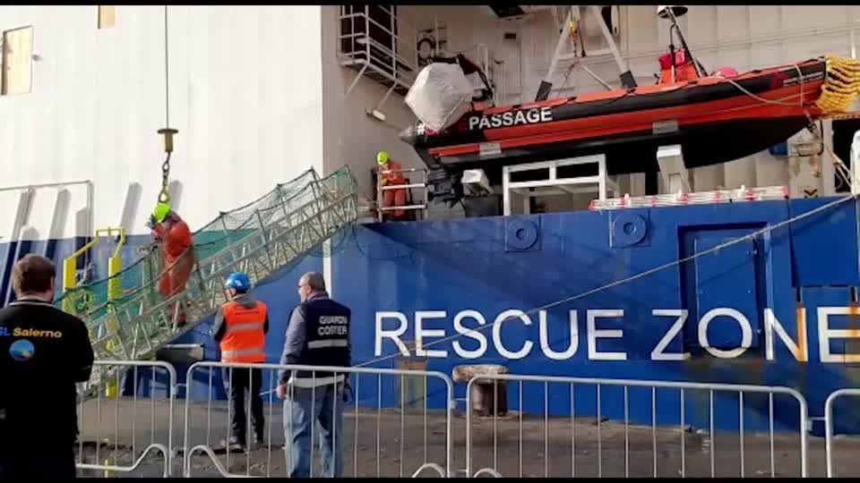Video: Rettungsschiffe mit über 500 Migranten in Italien angekommen