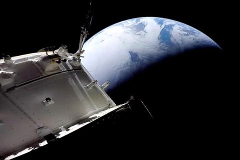 Die "Orion"-Kapsel mit Blick auf die Erde