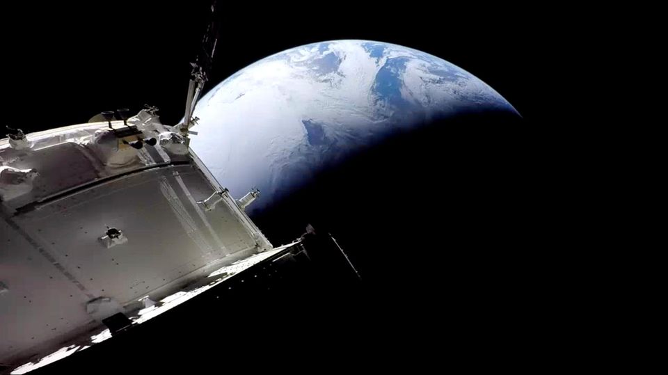 Die "Orion"-Kapsel mit Blick auf die Erde