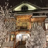 Pensiun Aldier, Sent  Ein Kleinod in dem Unterengadiner Bergdorf Sent: Hinter der Fassade des Gebäudes von 1865 liegen nicht nur die schnörkellos renovierten 16 Zimmer und Suiten, sondern auch zwei Bibliotheken mit mehr als 1000 Büchern und ein Museum mit Werken des Künstlers Alberto Giacometti.  Infos: www.aldier.ch