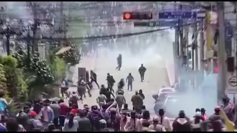 Video: Proteste gegen Absetzung des Präsidenten: mindestens zwei Tote nach Ausschreitungen in Peru Video: Proteste gegen Absetzung des Präsidenten: mindestens zwei Tote nach Ausschreitungen in Peru