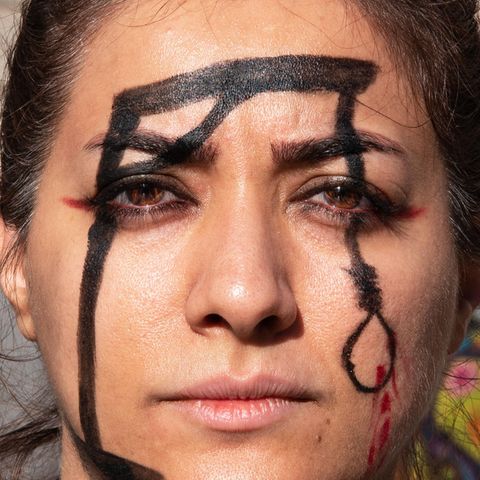 Eine Frau demonstriert in Barcelona gegen die Hinrichtung des Rappers Mohsen S. im Iran.