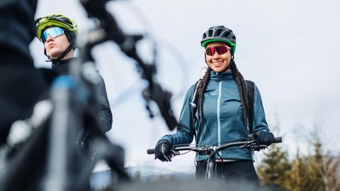 Fahrradtrends 2023: Gruppe Mountainbiker macht Pause in winterlicher Landschaft