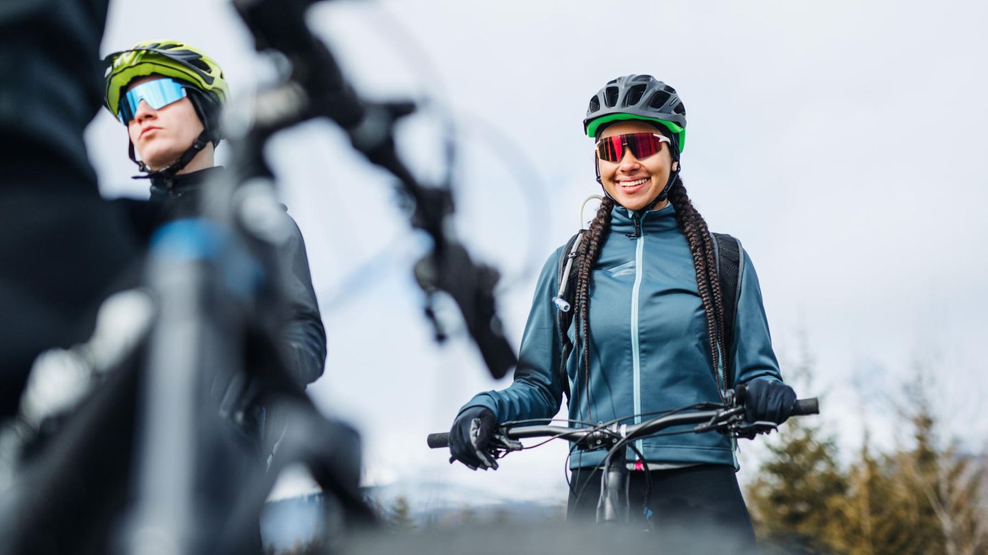 Fahrradtrends 2025: Gruppe Mountainbiker macht Pause in winterlicher Landschaft