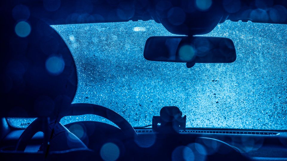 Cleverer Haushaltstrick: Autofahren im Winter: So beschlagen Ihre Scheiben nie wieder von innen Cleverer Haushaltstrick: Autofahren im Winter: So beschlagen Ihre Scheiben nie wieder von innen