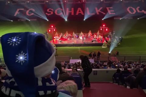 Video: Adventsstimmung auf Schalke: wenn 16.000 Kehlen singen
