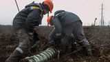Arbeiter des Energieversorgers bei der Reparatur einer Leitung in der vergangenen Woche. Nach den jüngsten Angriffen auf die Stromversorgung sind mehr als 200 DTEK-Teams im Einsatz, um das Netz zu stabilisieren.