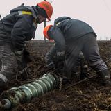 Arbeiter des Energieversorgers bei der Reparatur einer Leitung in der vergangenen Woche. Nach den jüngsten Angriffen auf die Stromversorgung sind mehr als 200 DTEK-Teams im Einsatz, um das Netz zu stabilisieren.