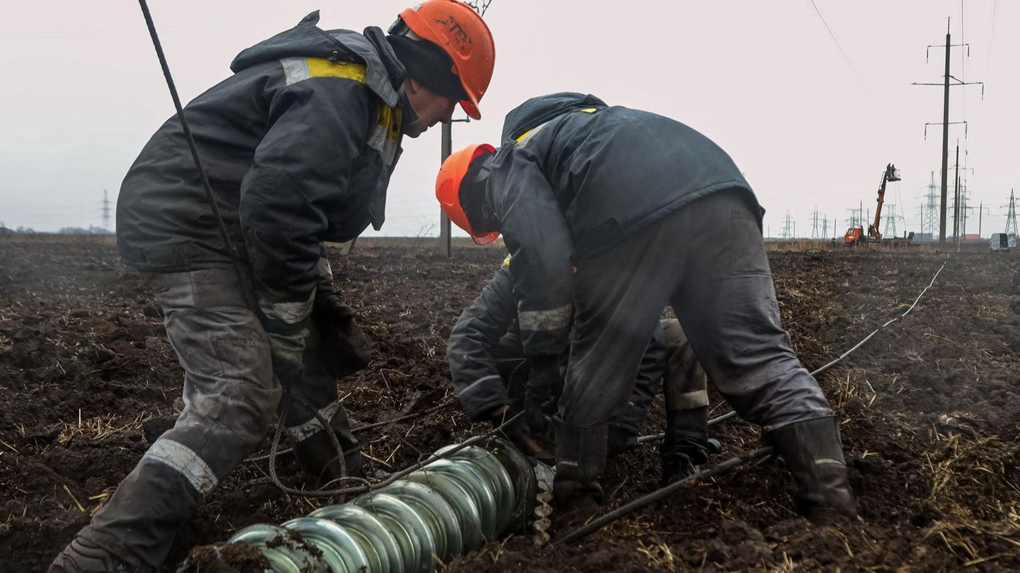 Arbeiter des Energieversorgers bei der Reparatur einer Leitung in der vergangenen Woche. Nach den jüngsten Angriffen auf die Stromversorgung sind mehr als 200 DTEK-Teams im Einsatz, um das Netz zu stabilisieren.