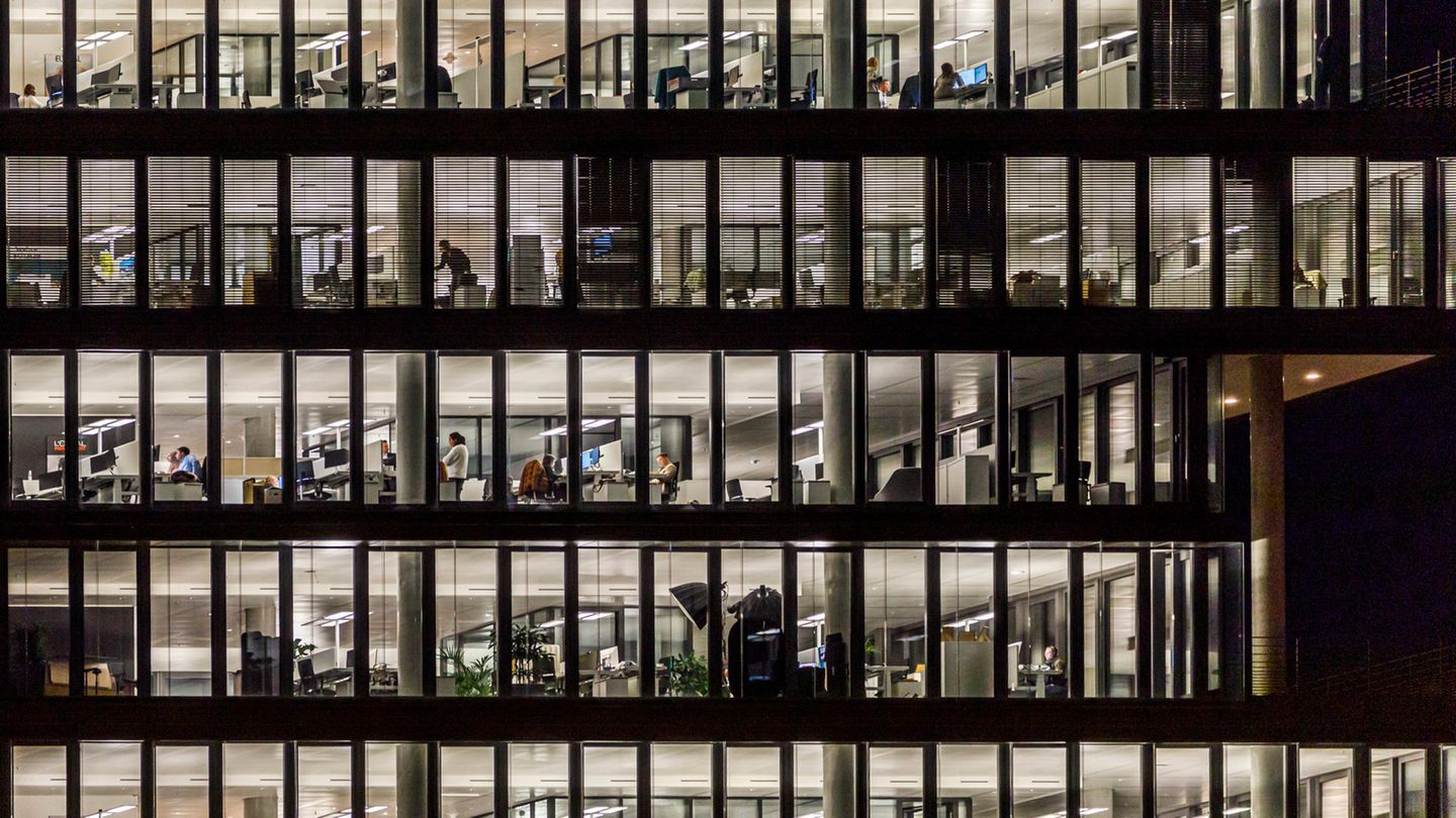Gewerbeimmobilien: Das Interesse an Bürogebäude kehrt nach Corona langsam zurück. Coworking-Spaces profitieren davon bislang aber nicht Das Interesse an Bürogebäude kehrt nach Corona langsam zurück. Coworking-Spaces profitieren davon bislang aber nicht