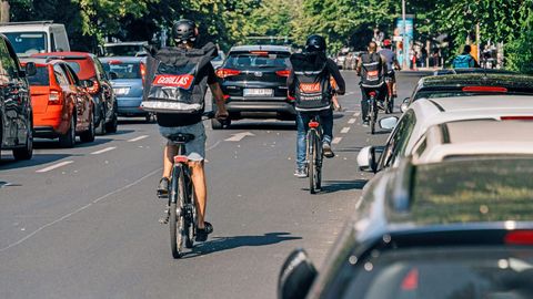 Kurierfahrer in Berlin. Egal ob Gorillas, Flink oder Getir – sie alle versprechen, bestellte Lebensmittel in nur zehn Minuten zu bringen