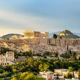 In Griechenland nimmt man das öffentliche Leben und die Geschichte des Landes sehr ernst. Vielleicht manchmal ein bisschen zu ernst. So ist es zum Beispiel verboten, Steine aufzusammeln. Und zwar nicht nur, wenn es sich dabei um einen Teil der Akropolis handelt – selbst bei einem Kieselstein kann es zu saftigen Geldstrafen kommen. Und das ist nicht das einzige kuriose Gesetz in dem Land: seit 2002 ist es verboten, an öffentlichen Plätzen, in Clubs, Restaurants und Hotels mit elektronischen Geräten zu spielen. Urlauber sollten den Gameboy also lieber Zuhause lassen, sonst droht im schlimmsten Fall eine einjährige Haftstrafe. 