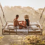 Ein Paar blickt auf den Dschungel auf Bali.