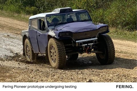 Der Geländewagen Fering Pioneer fährt durch Schlamm