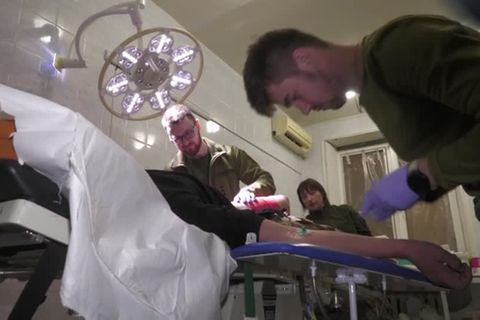 Krieg gegen die Ukraine: "Psychisch extrem schwer zu ertragen": Personal in Militärkrankenhaus kämpft um Schwerverletzte
