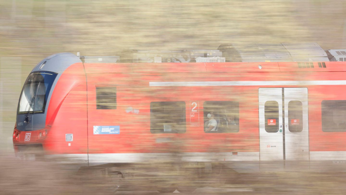 Eine Regionalbahn in voller Fahrt. Außen sollte man auch ohne Maske nicht mitfahren.