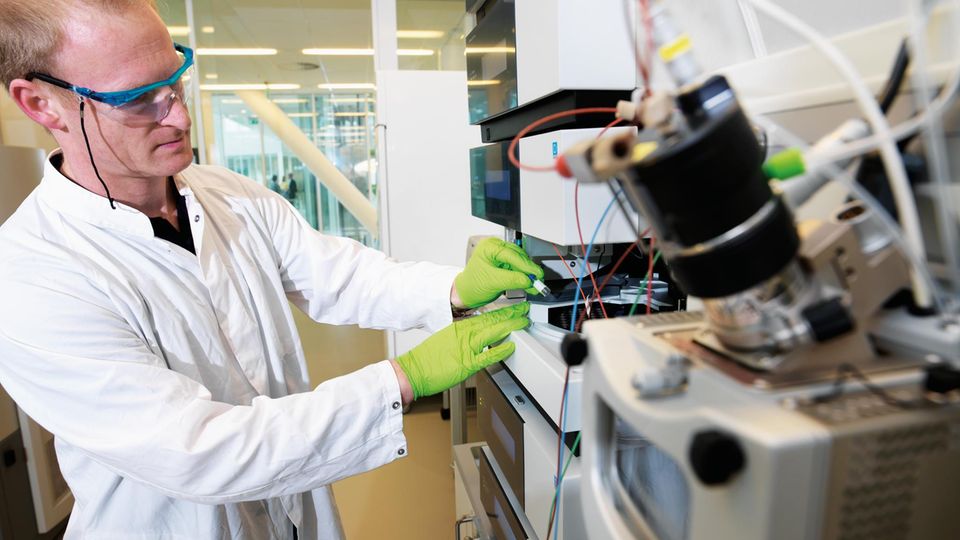 Doktor Marko Mank, Leiter der Discovery-Analyseabteilung, an seinem Lieblingsgerät, dem Massenspektrometer