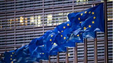 Europaflaggen wehen vor dem Sitz der EU-Kommission in Brüssel