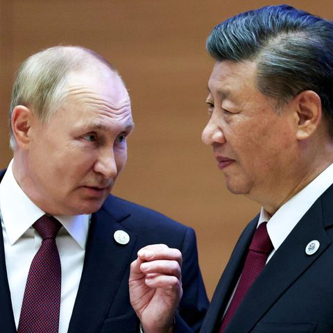 Russlands Präsident Wladimir Putin mit Xi Jinping