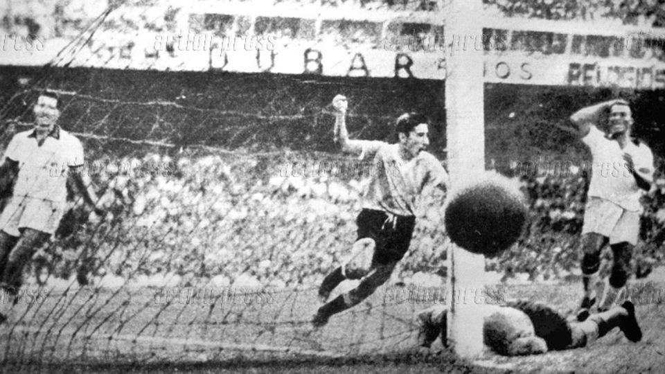 Als Alcides Ghiggia in der 79. Minute das 2:1 für Uruguay gegen Brasilien schießt, ist das der Siegtreffer bei der WM 1950. Brasilien war als ein Top-Favorit in die Heim-WM gegangen. Im Finalrunden-Spiel gegen Uruguay hätte ein Unentschieden Brasilien zum Titel gereicht. Doch der damalige Außenseiter aus Uruguay siegt – und nimmt den WM-Pokal aus Angst vor Ausschreitungen in den Katakomben des legendären Maracanã entgegen.