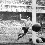 Als Alcides Ghiggia in der 79. Minute das 2:1 für Uruguay gegen Brasilien schießt, ist das der Siegtreffer bei der WM 1950. Brasilien war als ein Top-Favorit in die Heim-WM gegangen. Im Finalrunden-Spiel gegen Uruguay hätte ein Unentschieden Brasilien zum Titel gereicht. Doch der damalige Außenseiter aus Uruguay siegt – und nimmt den WM-Pokal aus Angst vor Ausschreitungen in den Katakomben des legendären Maracanã entgegen.