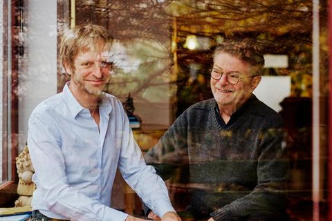 Tillmann, 48, und Volker Prüfer, 79, im Elternhaus in Darmstadt