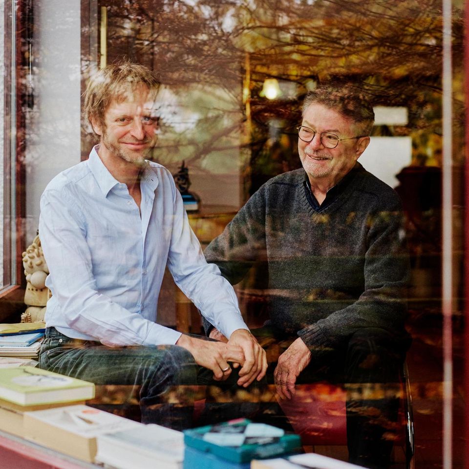 Tillmann, 48, und Volker Prüfer, 79, im Elternhaus in Darmstadt