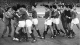 Im Grunde hat Nordkorea gegen Italien bei der WM 1966 in England keine Chance. Und doch gewinnen die Nordkoreaner durch ein Tor von Pak Do Ik mit 1:0. Aus der Gruppe D kommen die Sowjetunion und Nordkorea weiter, Italien und Chile müssen abreisen. Im Viertelfinale unterliegt das Team aus Nordkorea dann Portugal, das wiederum im Halbfinale gegen den späteren Weltmeister England verliert.