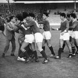 Im Grunde hat Nordkorea gegen Italien bei der WM 1966 in England keine Chance. Und doch gewinnen die Nordkoreaner durch ein Tor von Pak Do Ik mit 1:0. Aus der Gruppe D kommen die Sowjetunion und Nordkorea weiter, Italien und Chile müssen abreisen. Im Viertelfinale unterliegt das Team aus Nordkorea dann Portugal, das wiederum im Halbfinale gegen den späteren Weltmeister England verliert.