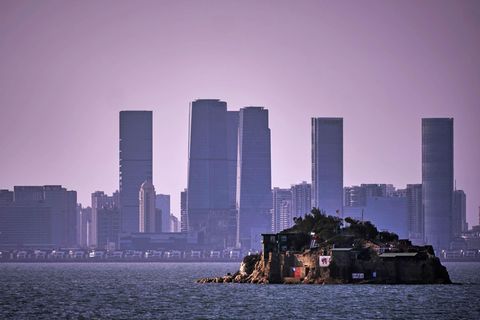 Feinde auf Tuchfühlung: Die taiwanische Insel Liyeu liegt nicht einmal fünf Kilometer vor der chinesischen Hafenstadt Xiamen