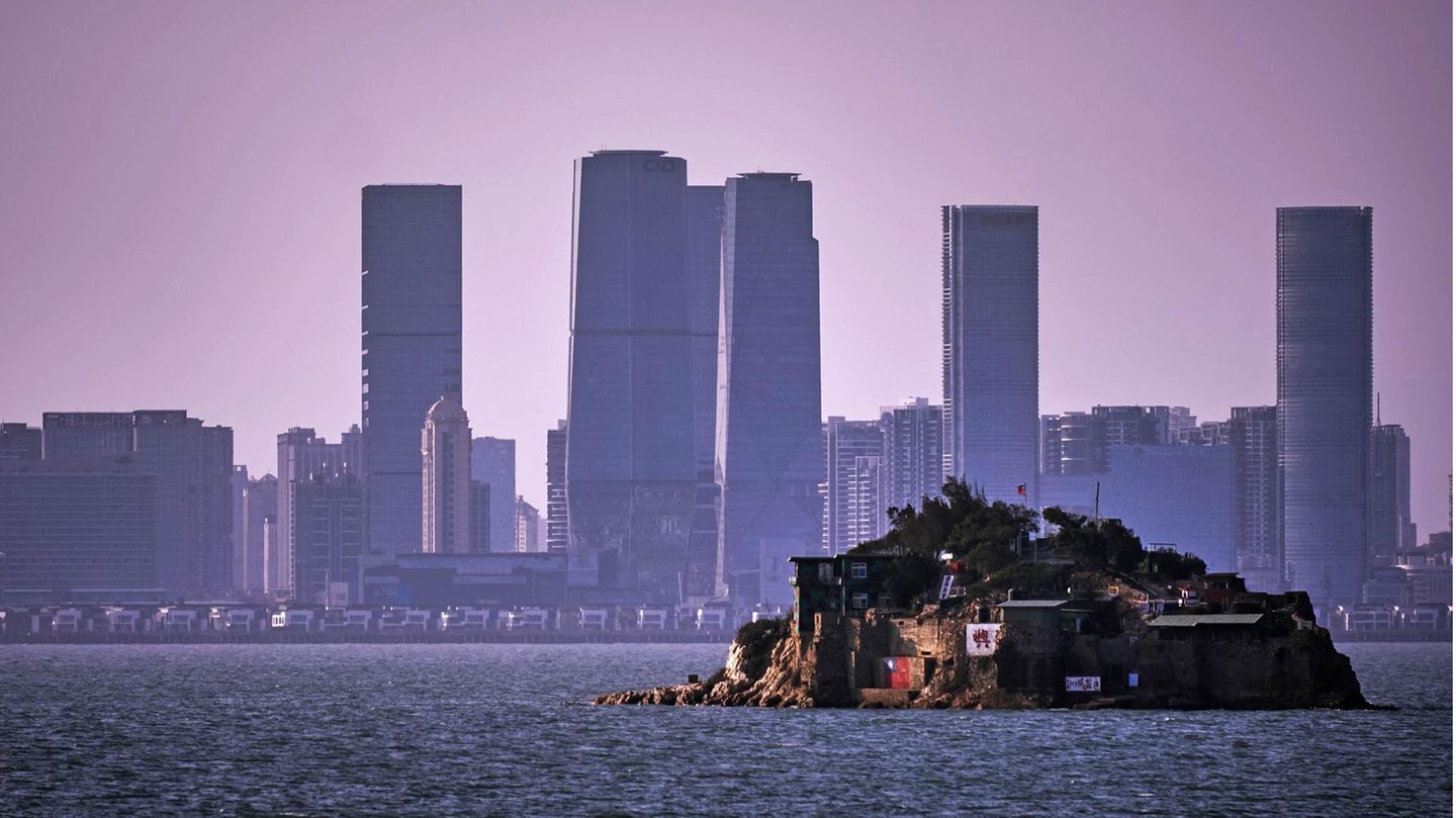 Taiwan: Feinde auf Tuchfühlung: Die taiwanische Insel Liyeu liegt nicht einmal fünf Kilometer vor der chinesischen Hafenstadt Xiamen Feinde auf Tuchfühlung: Die taiwanische Insel Liyeu liegt nicht einmal fünf Kilometer vor der chinesischen Hafenstadt Xiamen