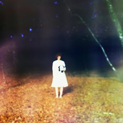 Unscharfes Bild einer Frau im weißen Kleid