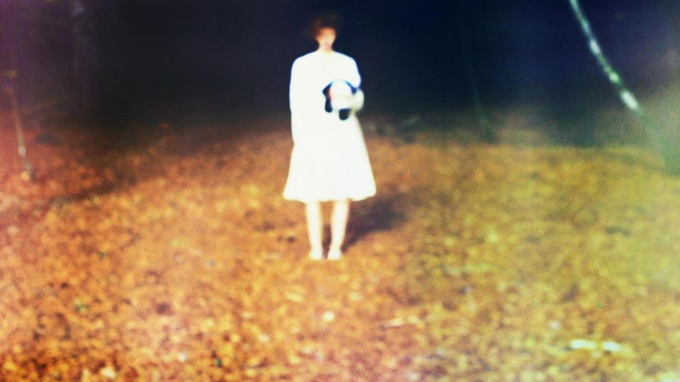 Unscharfes Bild einer Frau im weißen Kleid
