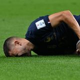 Lucas Hernandez (Frankreich / FC Bayern München)  Kaum begonnen, war die WM für Lucas Hernandez auch schon wieder vorbei. Nach nur 13 Minuten zog sich der vielseitige Verteidiger im Auftaktspiel gegen Australien einen Kreuzbandriss zu. Sowohl für die Franzosen als auch die Bayern ein schmerzhafter Verlust, denn bei beiden Teams ist der 26-Jährige Stammkraft. Die Saison aber dürfte für ihn beendet sein.