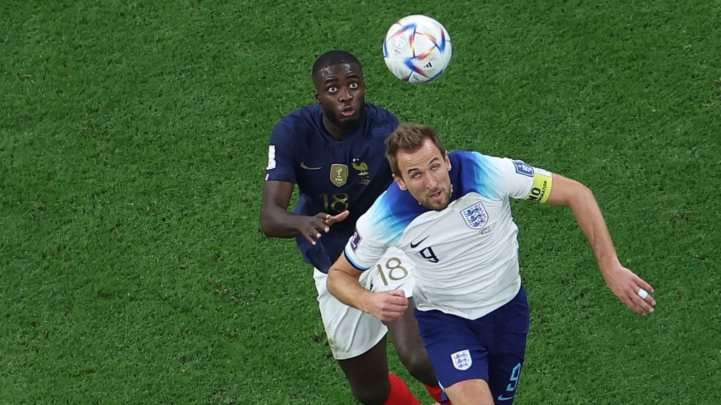 Vor dem WM-Halbfinale: Dayot Upamecano (Frankreich / FC Bayern München) Eine Stütze der französischen Defensive ist Dayot Upamecano (hier im Zweikampf gegen Englands Harry Kane). In vier von fünf Partien stand der wiedererstarkte Münchener Abwehrchef über die volle Spielzeit auf dem Platz, nur bei der 0:1-Niederlage gegen Tunesien, bei der eine französische B-Elf auf dem Platz stand, bekam der 24-Jährige eine Verschnaufpause. Bemerkenswert: In allen vier Spielen kam der Verteidiger ohne Verwarnung aus. Dayot Upamecano (Frankreich / FC Bayern München) Eine Stütze der französischen Defensive ist Dayot Upamecano (hier im Zweikampf gegen Englands Harry Kane). In vier von fünf Partien stand der wiedererstarkte Münchener Abwehrchef über die volle Spielzeit auf dem Platz, nur bei der 0:1-Niederlage gegen Tunesien, bei der eine französische B-Elf auf dem Platz stand, bekam der 24-Jährige eine Verschnaufpause. Bemerkenswert: In allen vier Spielen kam der Verteidiger ohne Verwarnung aus.