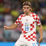 Borna Sosa (Kroatien / VfB Stuttgart)  Einst überlegte Sosa, den deutschen Pass zu bekommen und für das DFB-Team zu spielen, jetzt steht er mit Kroatien im WM-Halbfinale. Und der Außenverteidiger ist eine der Stützen im Team. In der Vorrunde stand Sosa in jedem Spiel über die komplette Zeit auf dem Feld, musste krankheitsbedingt im Achtelfinale gegen Japan aber passen. Im Viertelfinale war der 24-Jährige wieder zurück im Kader und wurde in der Verlängerung ausgewechselt. 