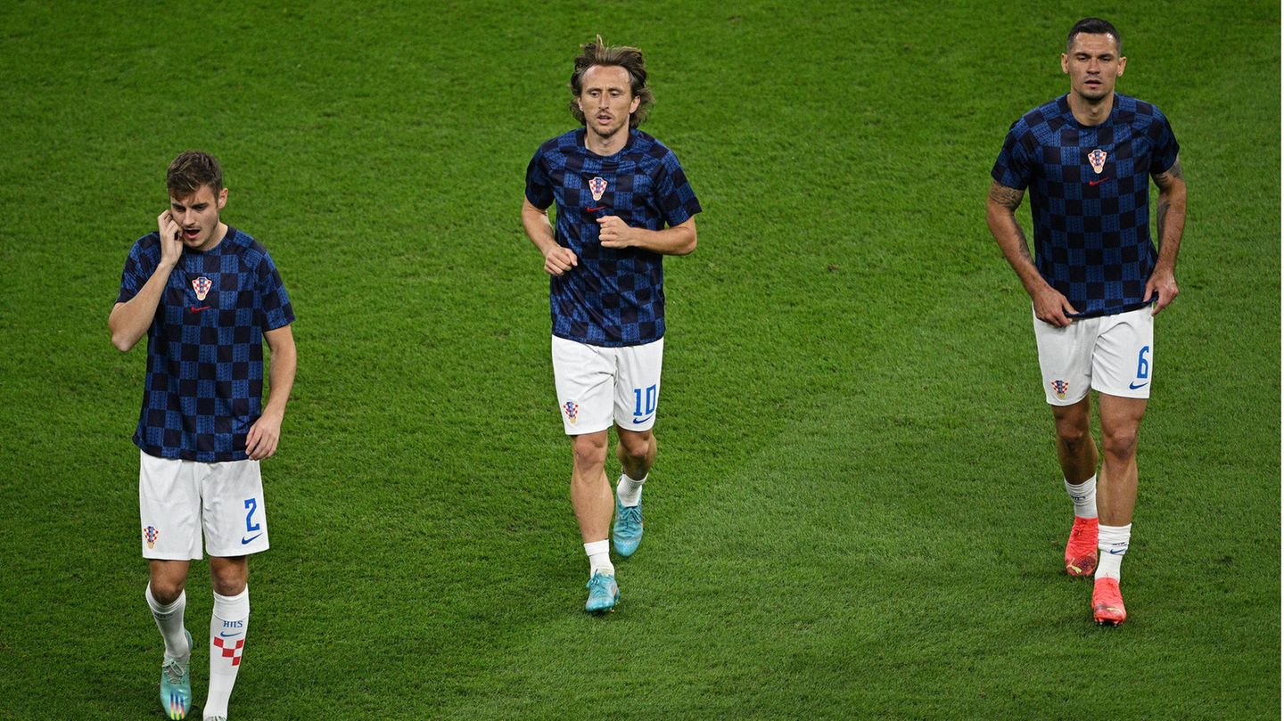 Vor dem WM-Halbfinale: Josip Stanisic (Kroatien / FC Bayern München) Bei den Bayern ist der gebürtige Münchener (links im Bild) in dieser Saison nur ein Einwechselkandidat und kam erst in sechs Ligaspielen zum Einsatz. Noch düsterer sieht die Bilanz des 22-Jährigen bei der WM aus. Stanisic steht zwar im Kader der Kroaten, absolvierte aber noch nicht eine einzige Minute auf dem Platz. Josip Stanisic (Kroatien / FC Bayern München) Bei den Bayern ist der gebürtige Münchener (links im Bild) in dieser Saison nur ein Einwechselkandidat und kam erst in sechs Ligaspielen zum Einsatz. Noch düsterer sieht die Bilanz des 22-Jährigen bei der WM aus. Stanisic steht zwar im Kader der Kroaten, absolvierte aber noch nicht eine einzige Minute auf dem Platz.