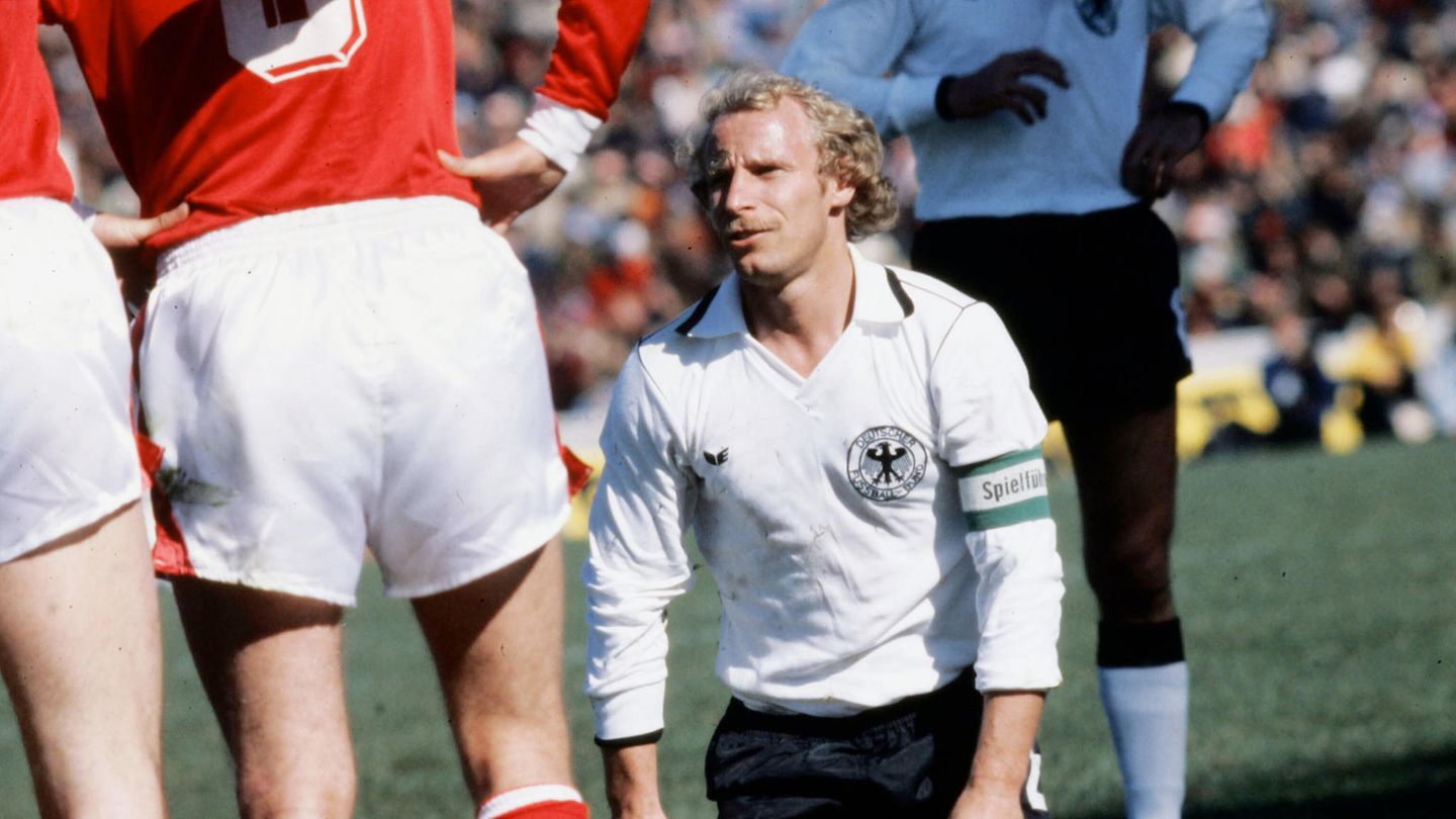 Was in Deutschland als "Schande von Córdoba" gilt, heißt in Österreich das "Wunder von Córdoba": Bei der WM 1978 in Argentinien gewinnt Österreich im letzten Gruppenspiel gegen Deutschland mit 3:2. Deutschlands Kapitän Berti Vogts jedenfalls ist am Boden. Für beide Teams ist das das letzte Spiel bei dieser WM: Beide scheiden aus.