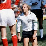 Was in Deutschland als "Schande von Córdoba" gilt, heißt in Österreich das "Wunder von Córdoba": Bei der WM 1978 in Argentinien gewinnt Österreich im letzten Gruppenspiel gegen Deutschland mit 3:2. Deutschlands Kapitän Berti Vogts jedenfalls ist am Boden. Für beide Teams ist das das letzte Spiel bei dieser WM: Beide scheiden aus.