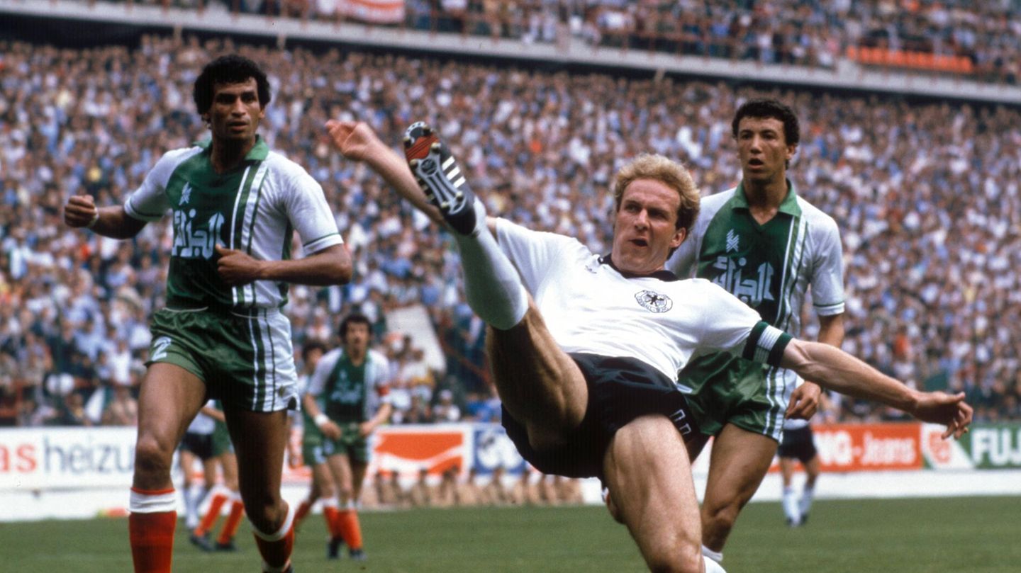 Algerien bei der WM 1982 Auch DFB-Kapitän Karl-Heinz Rummenigge (M.) kann die deutsche Auftaktniederlage bei der WM 1982 in Spanien nicht verhindern. Außenseiter und WM-Neuling Algerien gewinnt das Spiel am 16. Juni in Gijón mit 1:0. Viele Deutsche verbinden den Ortsnamen allerdings mit der "Schande von Gijón" neun Tage später. Im letzten Gruppenspiel stellen Deutschland und Österreich beim Stand von 1:0 das Fußballspielen ein, weil mit dem Ergebnis beide Teams weiterkommen. Algerien muss dagegen als Dritter der Gruppe D abreisen.